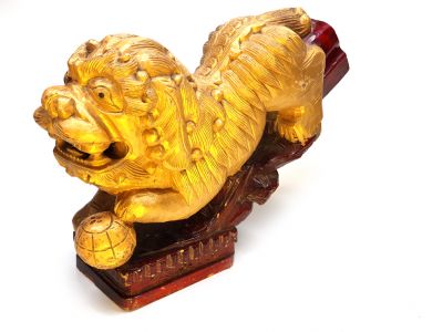 Alter chinesischer Steinlöwe in Holz - Golden