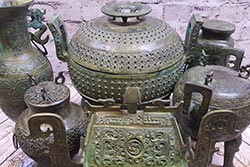 Chinesische Bronzekästen und Vasen